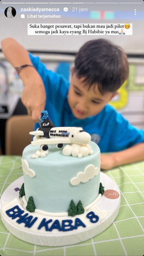 Kaba Mendapatkan Kue Lucu Berwarna Biru