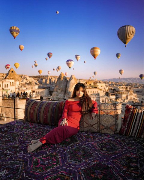 Cantik Pakai Gaun Merah, 8 Foto Fuji Jalani Pemotretan di Cappadocia