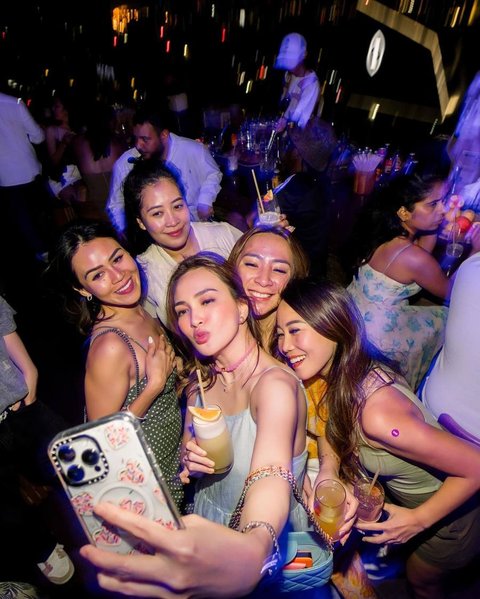 Potret 'Hot Mom' Shandy Aulia Hangout Bareng Bestie di Bangkok, Tampil Pakai Dress Ketat Hitam Kece Berkelas