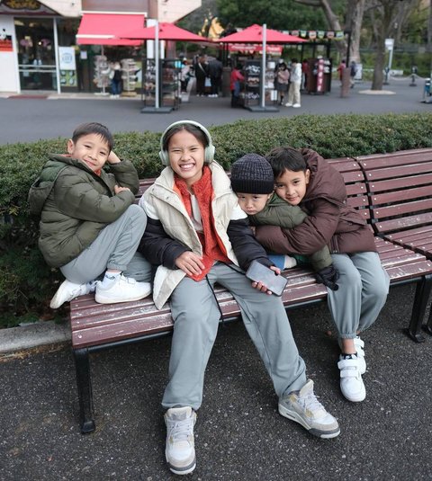 Potret Zaskia Adya Mecca Liburan Bareng Enam Anaknya ke Jepang, Seru tapi Sedih Hanung Bramantyo Harus Pakai Kursi Roda
