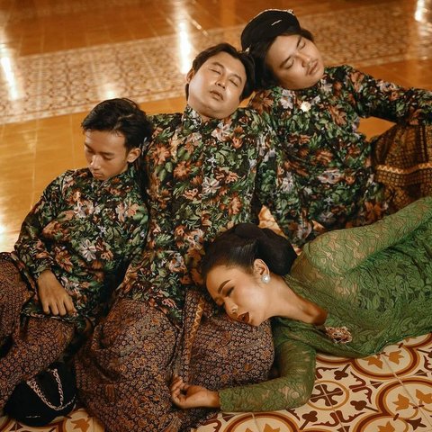 8 Foto Keluarga Soimah di Pendopo Sendiri yang Kental dengan Adat Jawa, Kocak Abis dengan Gaya Tak Biasa