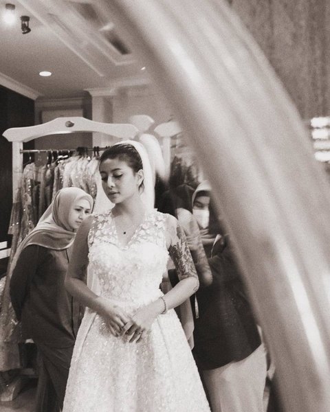 Foto-foto Awkarin saat Fitting Gaun Pengantin Bikin Heboh Netizen, Mau Menikah?