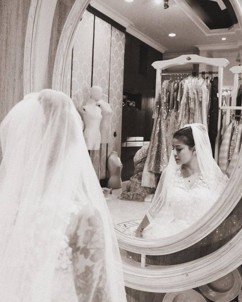 Foto-foto Awkarin saat Fitting Gaun Pengantin Bikin Heboh Netizen, Mau Menikah?