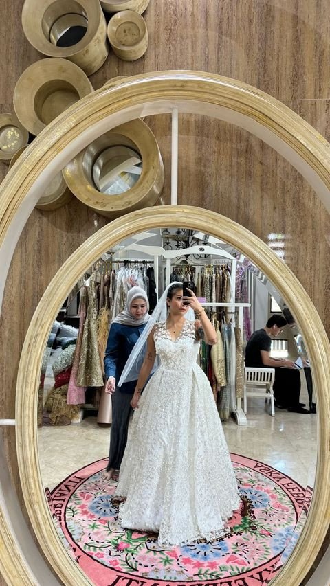 Foto-foto Awkarin saat Fitting Gaun Pengantin Bikin Heboh Netizen, Mau Menikah?