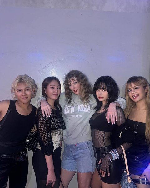 Foto Dengan Taylor Swift Bersama Teman-Temannya