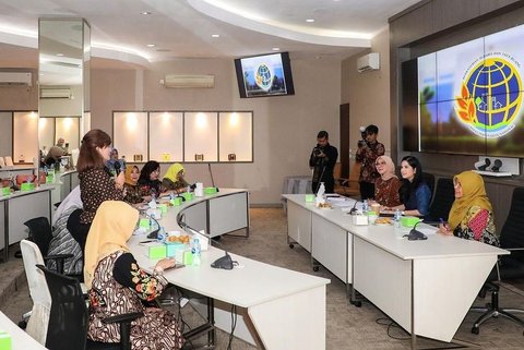 Jadi Istri Menteri, ini Potret Cantik Annisa Pohan Ikut Rapat Perdana Ikatan Istri Karyawan dan Karyawati