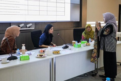 Jadi Istri Menteri, ini Potret Cantik Annisa Pohan Ikut Rapat Perdana Ikatan Istri Karyawan dan Karyawati