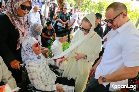 Potret Bunga Citra Lestari Didampingi Tiko Aryawardhana Hadir di Pemakaman Ayah Bimbim Slank