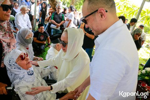 Potret Bunga Citra Lestari Didampingi Tiko Aryawardhana Hadir di Pemakaman Ayah Bimbim Slank