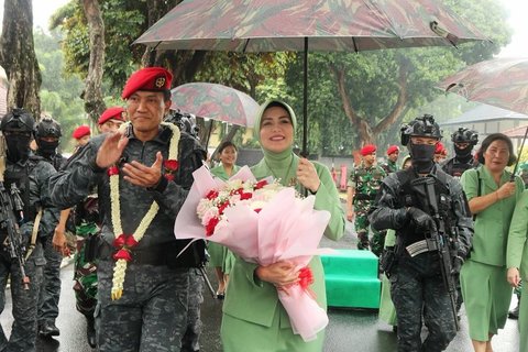 Jadi Komandan Kopassus, 8 Foto Juliana Moechtar Dampingi Upacara Kenaikan Pangkat Suami!