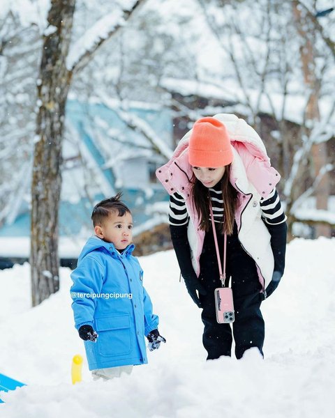 Potret Cantik Menawan Nagita Slavina Asyik Main Salju di Jepang, Harga Outfitnya Selalu Bikin Melongo