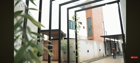 8 Potret Rumah Ustaz Felix Siauw Berkonsep Unik dengan Tema Industrial, Atta Halilintar Melongo