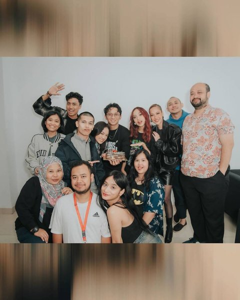 Potret BCL di belakang panggung X Factor Indonesia menunjukkan dukungan Tiko yang tak pernah pudar.