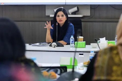 Intip Gaya Formal Annisa Pohan Saat Pimpin Rapat Istri Karyawan ATR/BPN, Dress Tenun Simple Jadi Sorotan
