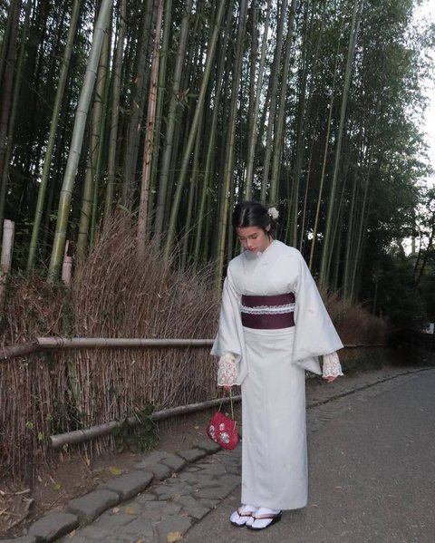 Cantiknya Maria Theodore Pacar Jefri Nichol Pakai Kimono saat di Jepang, Anggun dan Senyumnya Manis