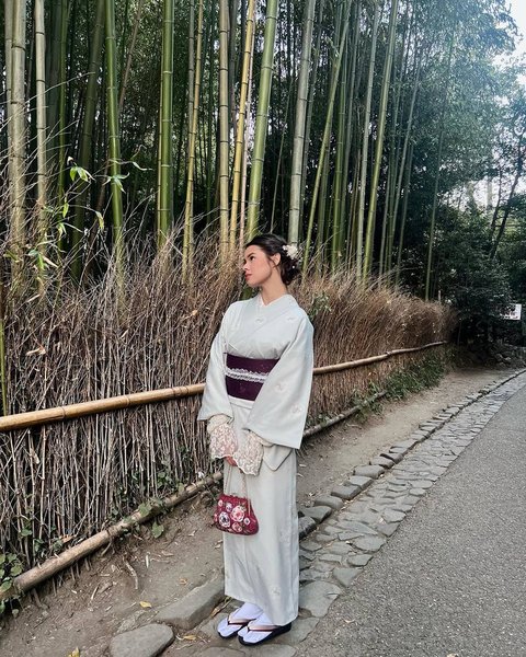 Cantiknya Maria Theodore Pacar Jefri Nichol Pakai Kimono saat di Jepang, Anggun dan Senyumnya Manis