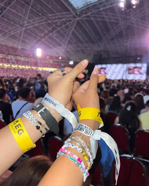 Potret Shenina Cinnamon dan Angga Yunanda Nonton Konser Taylor Swift di Singapura, Mesra & Makin Lengket Bak Prangko