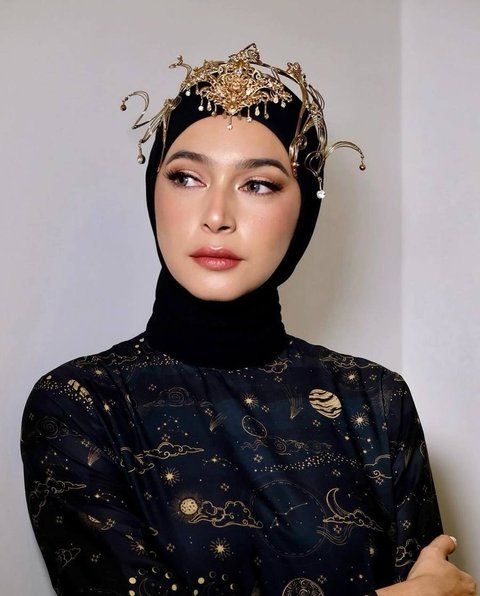 Nabila Syakieb memukai di PIFW 2024 sebagai bintang model Zaskia Sungkar, mempesona dengan koleksi pakaian penuh gaya.