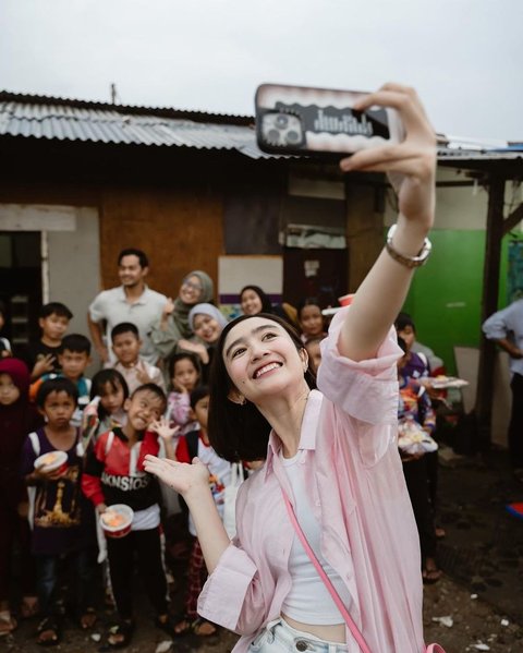 Dalam keterangan Instagram, Febby bahagia membagikan momen spesialnya, “Merayakan hari kelahiranku bareng adik-adik dari Rumah Belajar Ceria di Kampung pemulung Joglo,”