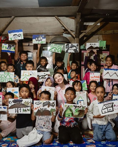 Di Rumah Belajar Ceria, Febby berjumpa dengan 44 anak yang membutuhkan, belajar di ruang kelas yang perlu perhatian lebih.<br>