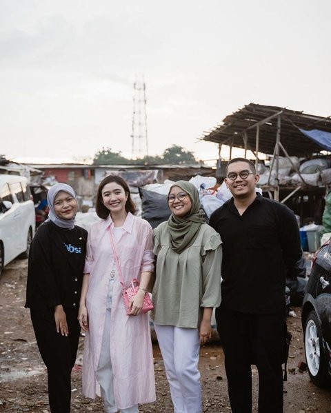 Selain itu, Febby mengajak pengikutnya untuk berpartisipasi dalam donasi demi mendukung anak-anak di kampung pemulung, menunjukkan kepeduliannya yang tulus.<br>