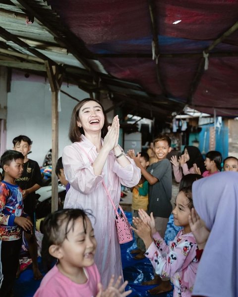 Lewat unggahan, Febby terlihat bermain bersama anak-anak di kampung pemulung, menambah keceriaan di wajah mereka.<br>