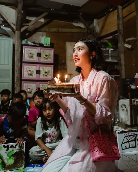 Febby memanfaatkan momen tiup lilin ulang tahunnya dengan berbagi kebahagiaan bersama anak-anak di kampung pemulung.<br>