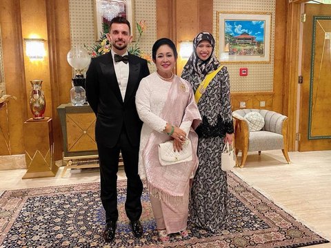 Dalam foto bersama Princess Fadzillah dan suaminya, Abdullah, Titiek merayakan kebahagiaan pernikahan Puteri Sultan pada tahun 2022.