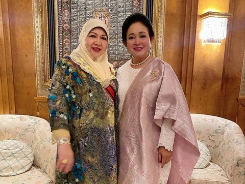 Titiek berfoto bersama Datin Paduka Seri Hajah Mariam Azis, istri Sultan Hasal Bolkiah, yang juga ibunda dari Puteri Azemah.