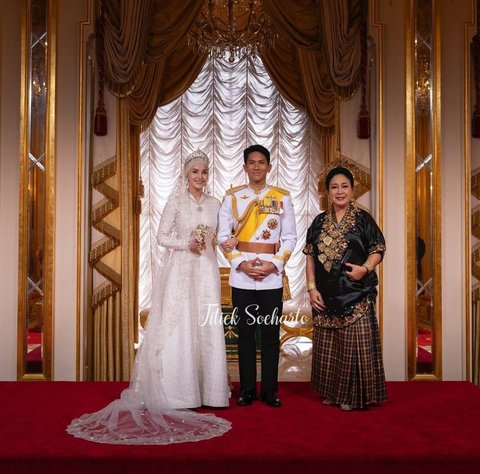 Titiek bersama Prince Mateen dan istrinya, Anisha Rosnah.