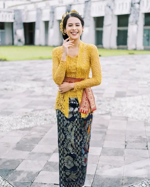 Maudy Ayunda dalam balutan kebaya Bali rancangan Didiet Maulana warna kuning cerah