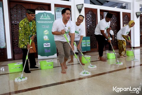 Sambut Ramadan, 8 Foto Irfan Hakim Saat Ikut Ngepel Masjid Hingga Bersihkan Tempat Wudhu