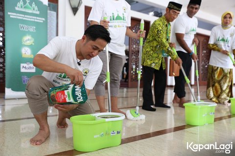 Irfan Hakim Langsung Mengepel Lantai Masjid dan Tempat Wudhu