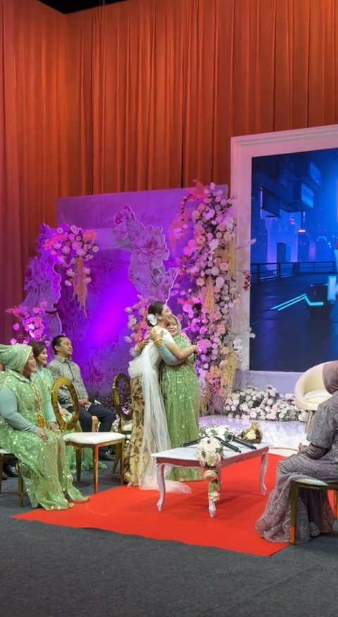 Potret Dewi Perssik Resmi Dilamar Pacar Pilotnya, Cantik Menawan Pakai Gaun Keluarga