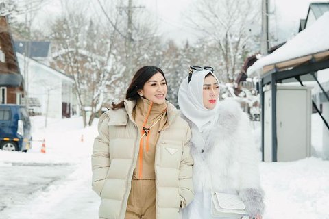 Cantik dan Modisnya Amy Qanita Liburan di Jepang Bareng Anak, Mantu, dan Cucu, Elegan Banget Pakai Jaket Bulu