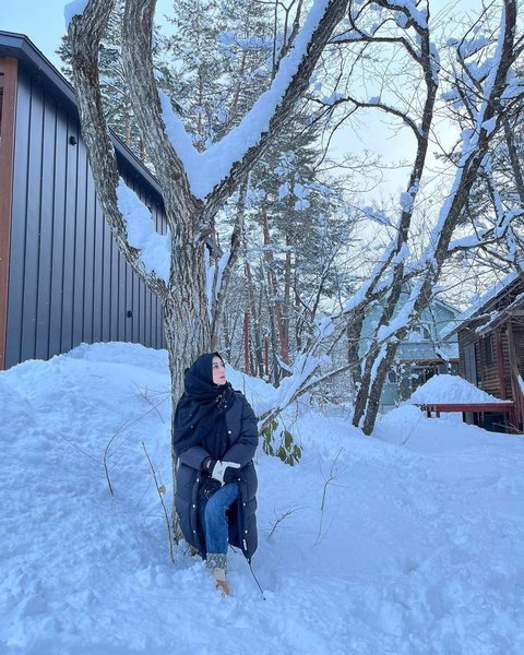 Rejecting Aging at the Age of 59, Here are 9 Stylish Portraits of Amy Qanita, Raffi Ahmad's Mother, Enjoying the Snow in Japan