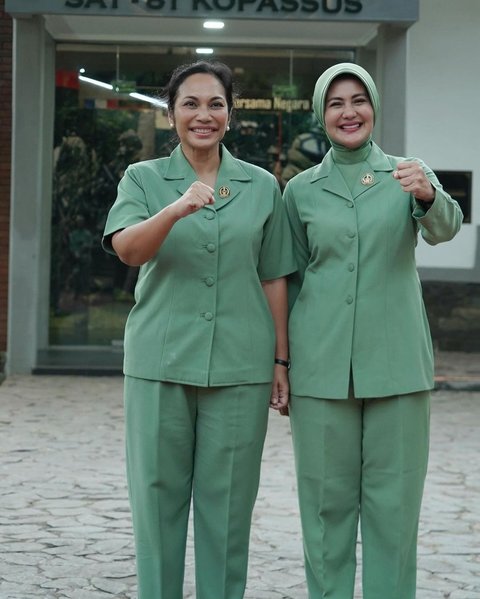 Foto Bareng dengan Istri Atasan sang Suami 