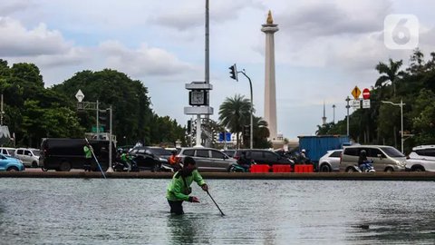 Pekerja dari Dinas Kehutanan Provinsi DKI Jakarta melakukan perawatan rutin kolam air di kawasan Patung Kuda, Jakarta, Jumat (8/3/2024). Liputan6.com/Angga Yuniar