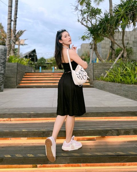 Potret Amanda Caesa Pamer Body Goals saat Liburan di Bali, Pose di Pinggir Jalan Curi Perhatian