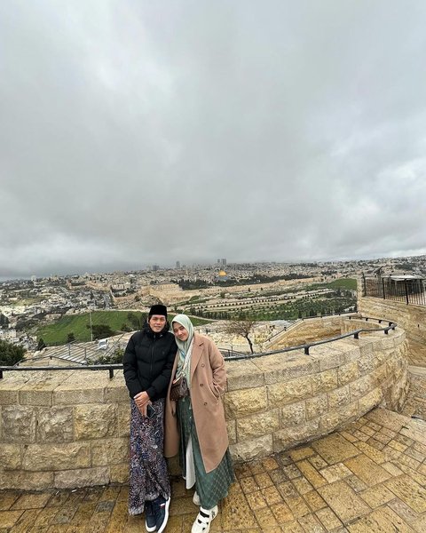 Potret Manis Gus Iqdam dan Ning Nila di Yordania, Selalu Mesra Sampai Disebut Pasangan Idola