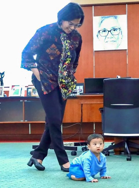 Intip Deretan Gaya Menteri Keuangan Sri Mulyani saat Bermain Bersama Cucu di Kantornya