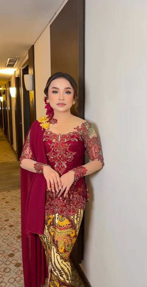 Pakai Kebaya