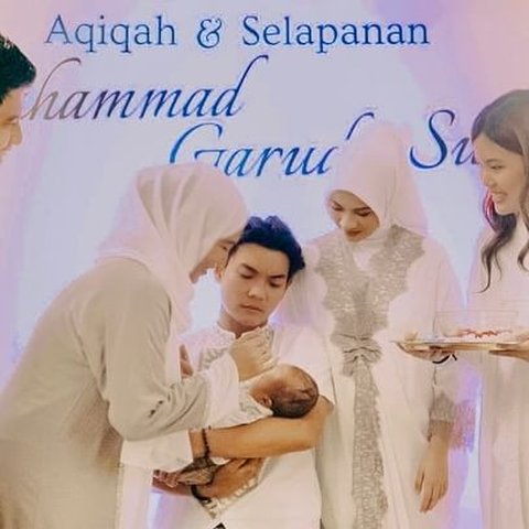 Potret Bahagia Tri Suaka & Nabila Maharani di Momen Aqiqah Baby Garuda, Dihadiri Keluarga Besar