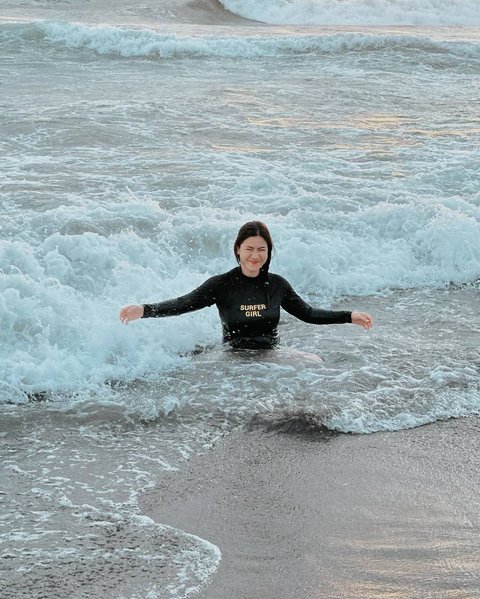 Potret 'Hot Mom' Felicya Angelista Liburan di Pantai, Makin Cantik dengan Tubuh Langsing & Gaya Busana Dipuji Sopan