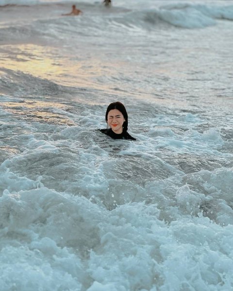 Potret 'Hot Mom' Felicya Angelista Liburan di Pantai, Makin Cantik dengan Tubuh Langsing & Gaya Busana Dipuji Sopan