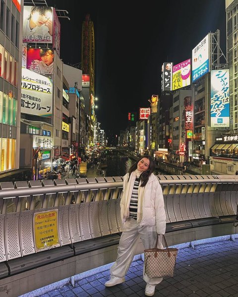 Usia Kandungan Sudah 8 Bulan, 8 Foto Bumil Laura Theux Saat Babymoon ke Jepang