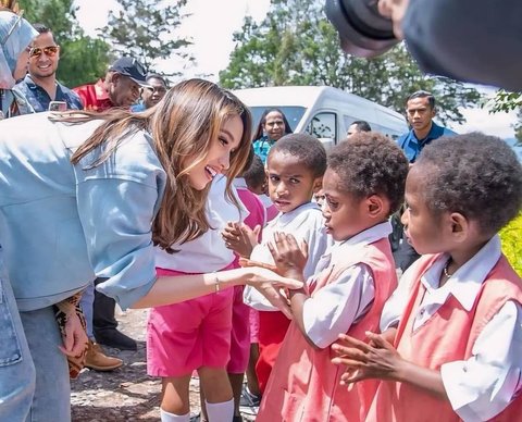 Tak hanya ke Jayapura, Cinta Laura juga menyambangi siswa-siswi yang ada di Wamena.