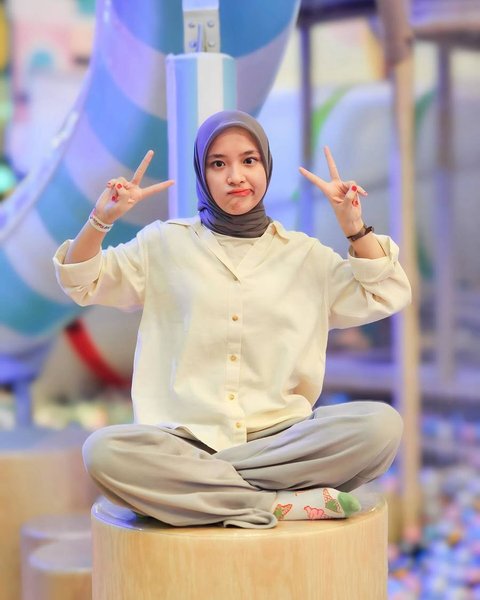 Potret OOTD Simple ala Nissa Sabyan yang Menawan, Bisa Jadi Inspirasi Untuk Acara Bukber Bareng Bestie