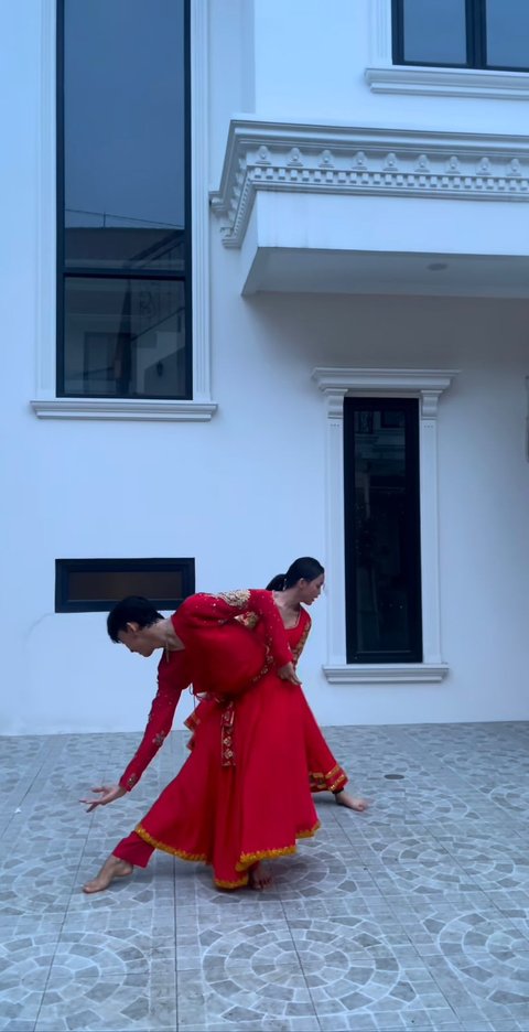 Menari di Bawah Langit Biru