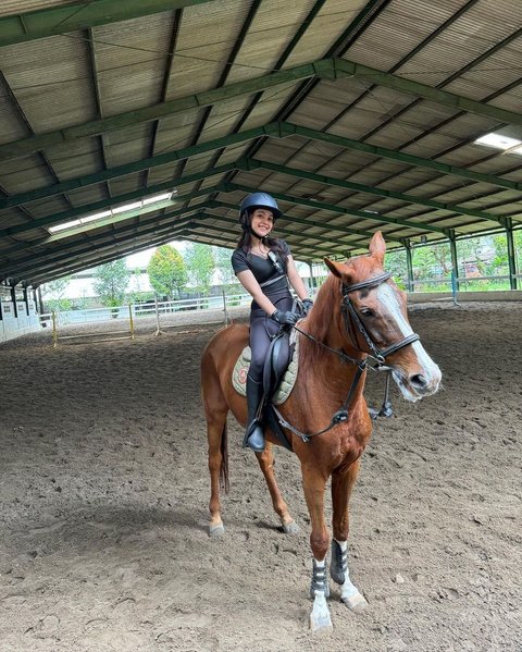 Keren Abis, Potret Putri Isnari Latihan Berkuda yang Kini Jadi Hobi Barunya